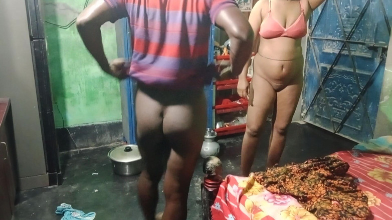 Desimombd: Devor和bhabhi去一个非常老的房子，突然与孟加拉语desimombd发生性关系