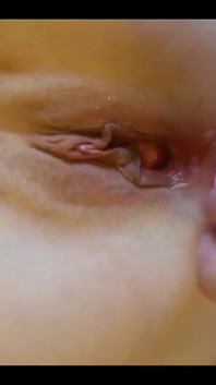 Le doigtage anal la fait squirter