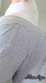 グレーのスウェットパンツで汗ばんだ大きなおなら