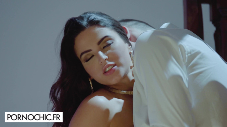 Dorcel Club: Người chồng không chung thủy vui vẻ với Ariana Van...