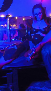 Femdom Herrin Eve, Göttin des Latexgummis & leckende Sklavin