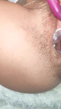 Orgasmus zblízka během otevřené kundičky pomocí zrcátka