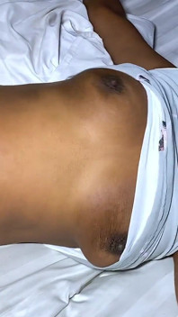 Une étudiante africaine prend une douce grosse noire