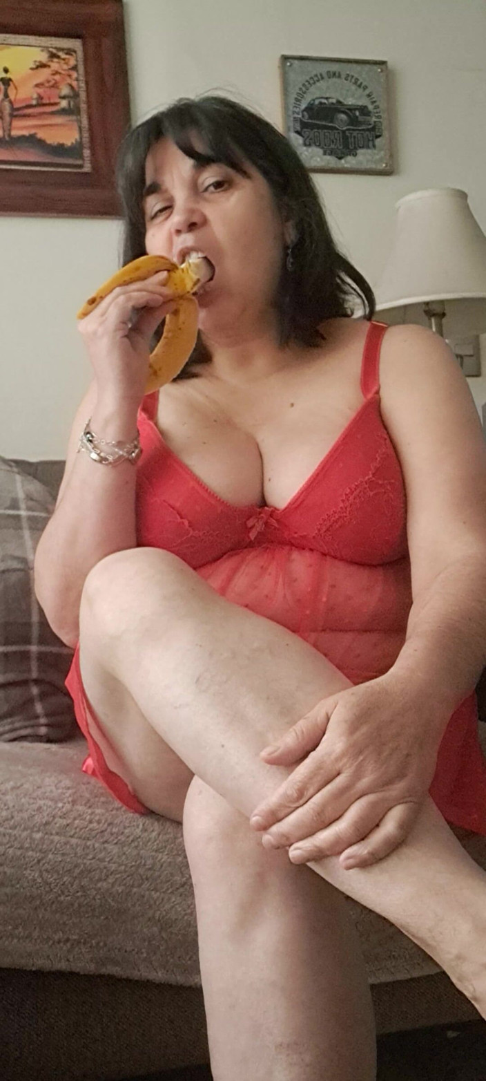 Mommy big hairy pussy: 穿着性感内衣的继母像荡妇一样引诱