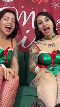 L'elfo di natale fa masturbare due ragazze