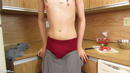 Boyfun: kichan men tvink Avery strok