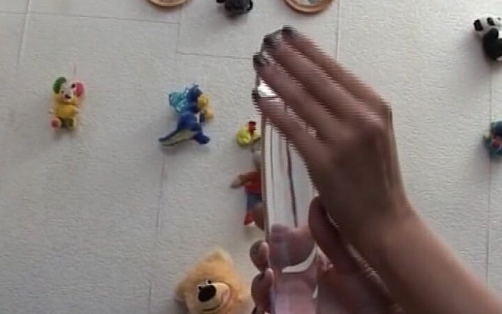 German's Lesbian: जर्मन महिला स्ट्रैपआन अपनी नौकरानी को चोद रही है