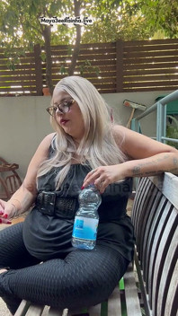 Dobré ráno bohyně ranní kouřová přestávka Sexy legíny v tlustých hromových stehnech a Michael Kors patentových pumpách