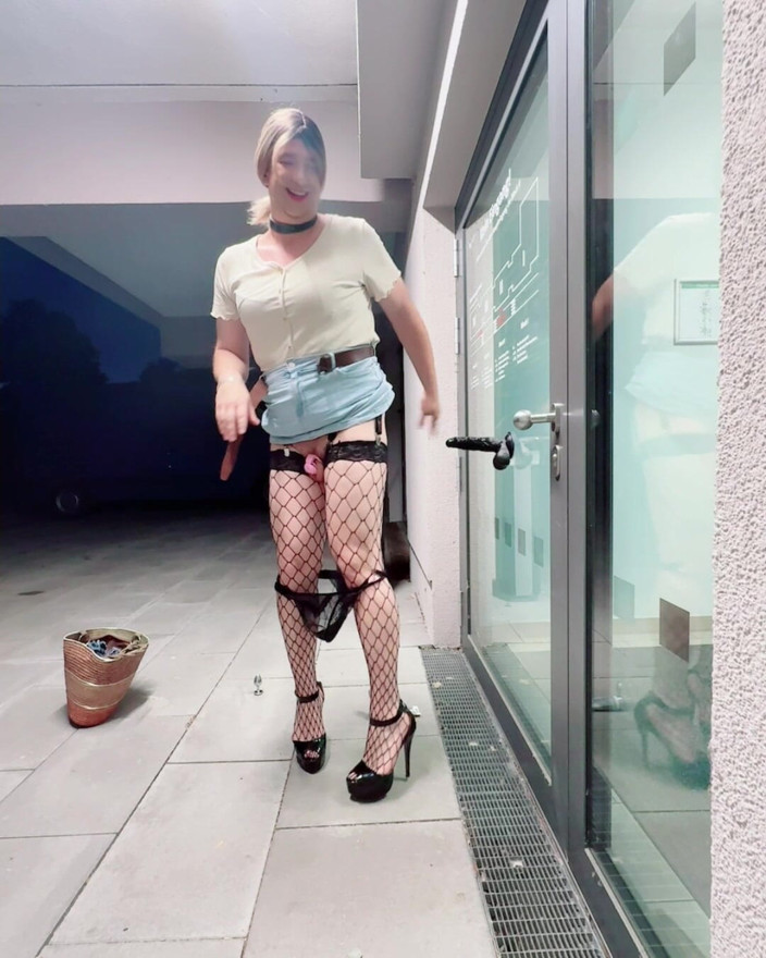 SissyDaniella: Sissy reitet dildo vor glastür