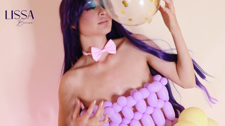 Lissa Brown: Dmuchany basen z dużą ilością bąbelków i burleską ballo pop