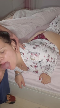 Soția mea sexy vrea să-i umplu pizda cu spermă și apoi să-i ling sperma de pe pizdă