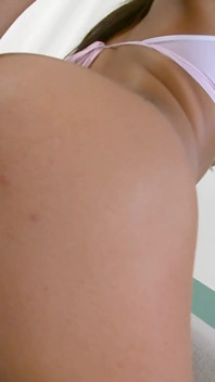 Heyecanlı Çek orta yaşlı seksi kadın ıslak amına gümüş dildoyla mastürbasyon yapıyor