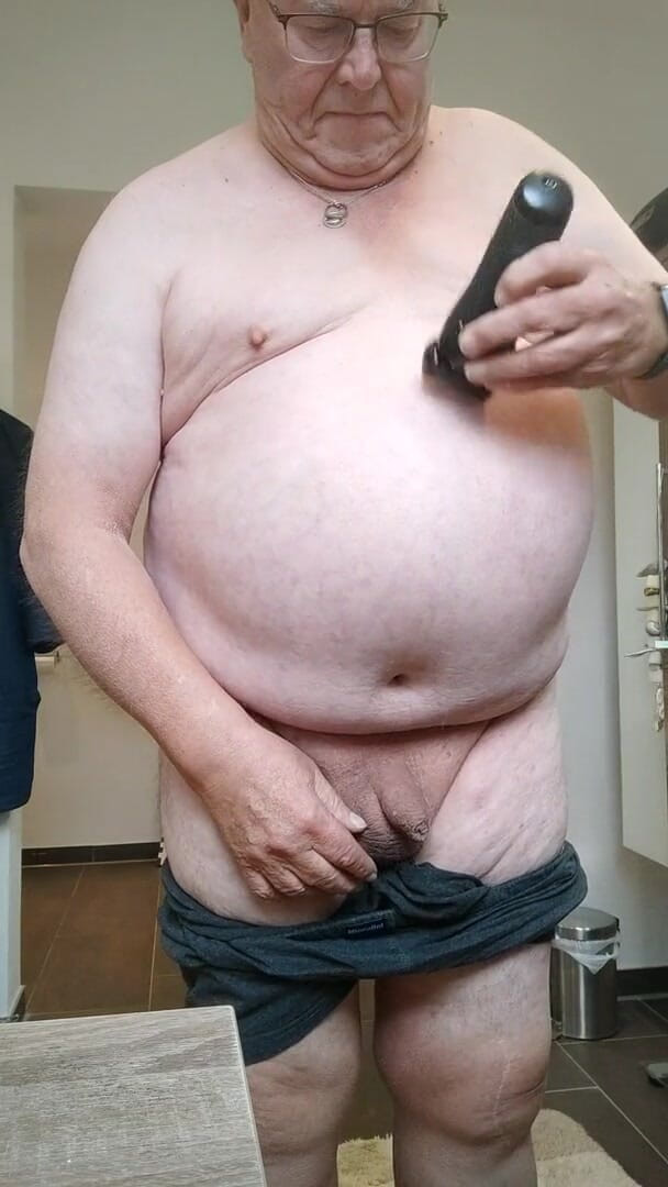 Karlchengeil: Naked Shave and Play