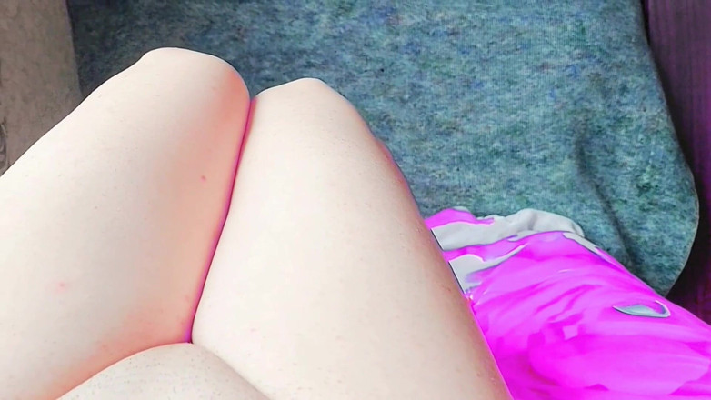 Kitty_Cross: Une superbe beauté trans se regarde dans un miroir avec...