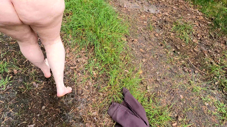 Bouncy Tits Action: Sepenuhnya Bogel Melalui Hutan Semasa Menampar Payudaranya