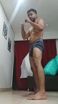 Sexy chlupatá Latinoameričanka cvičí doma