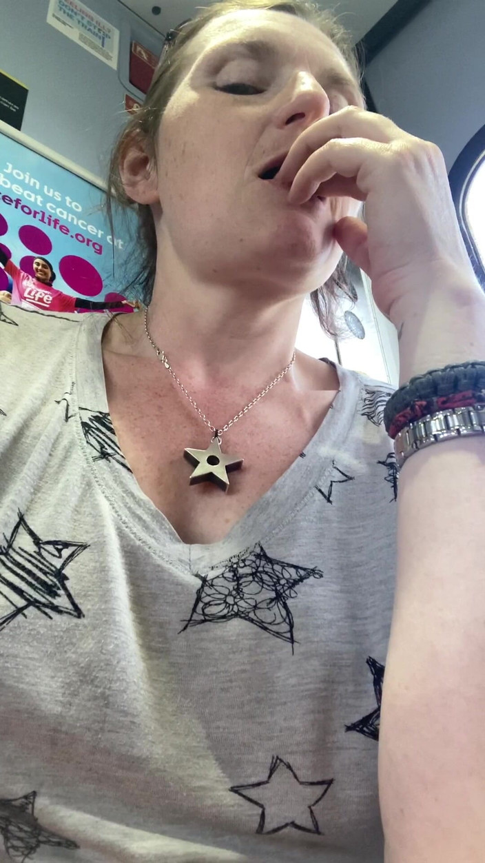 MistressWriggler: 輸送中の陰部と陰毛が指を素晴らしく匂わせる!