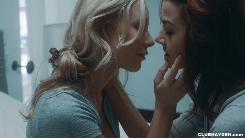 Kayden Kross: Kayden Kross jí Evelin Stone v sexy lesbickém videu