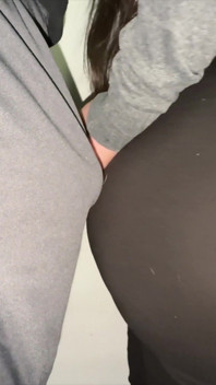 Mulher Rabuda Agarra O Pau De Um Estranho