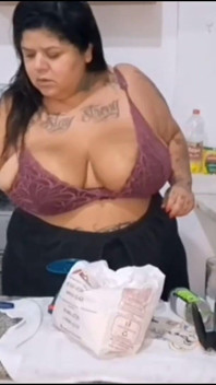 Plus-size Allure: BBW Palenie w kuchni