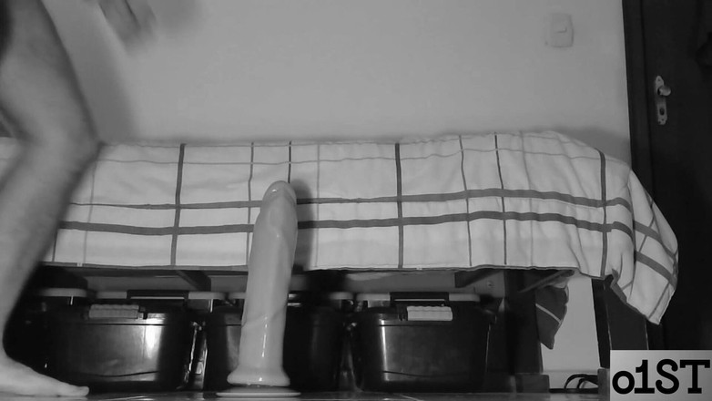 O1ST: Man Met Geschoren Lichaam Heeft Plezier Met Zijn Speeltjes