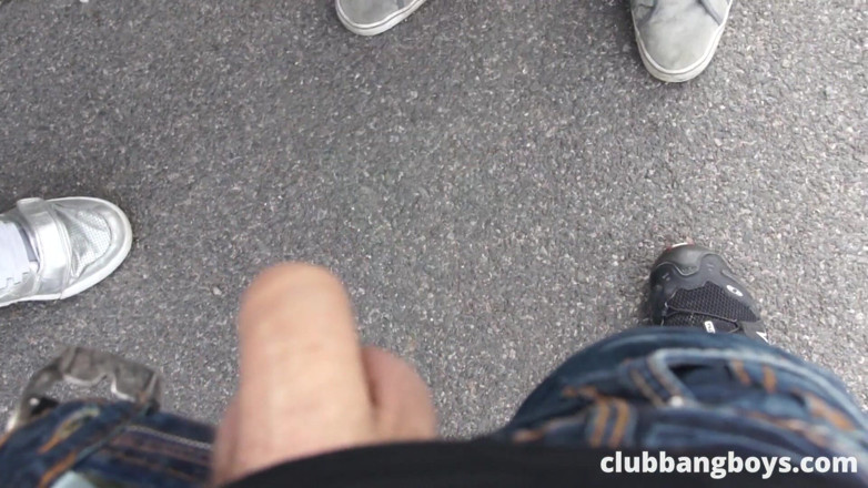 Club Bang Boys: Cadela garoto chupando pau em público