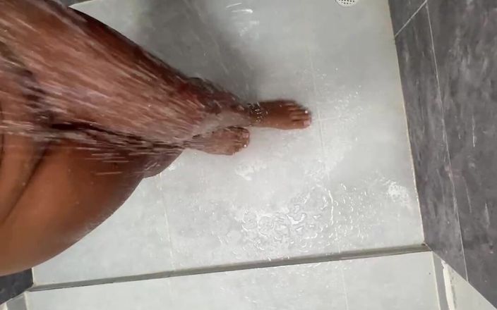EMY_AND_JONH: シャワーを浴びながら潮吹き