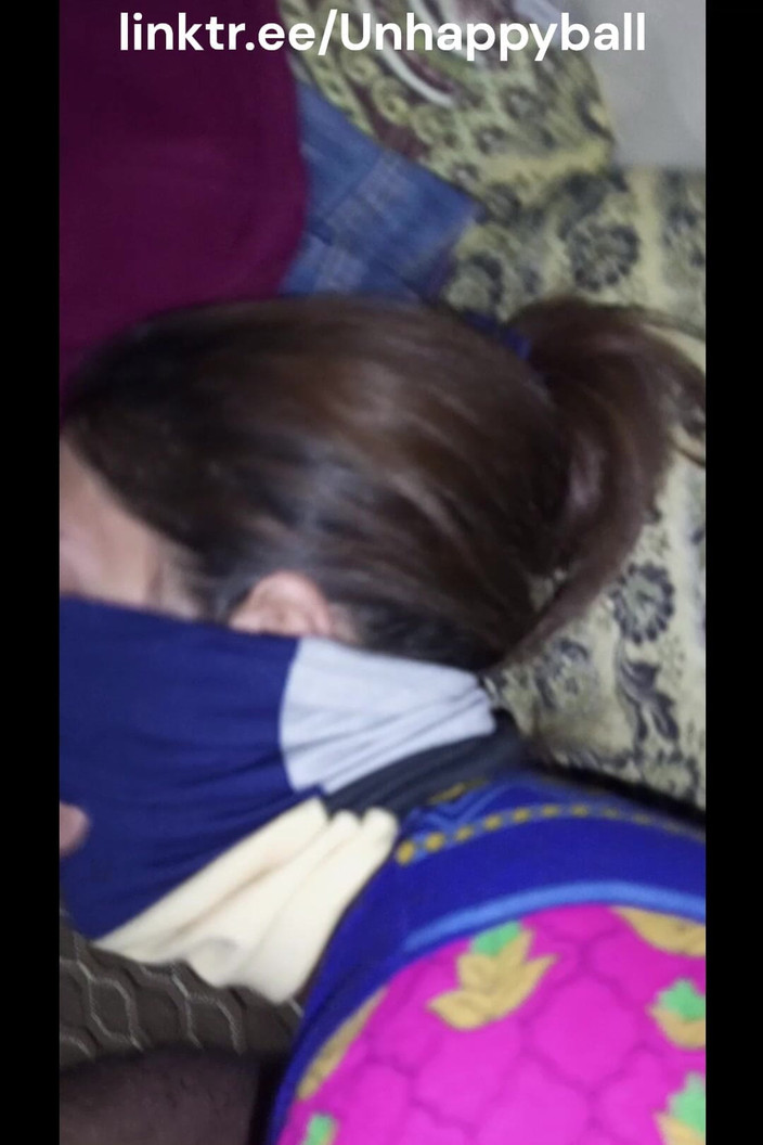 UnluckyDoll: Meisje zuigt een pik in verschillende stijlen en ze proeft...