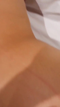 Une amatrice blonde mature aime les jeux sexuels à poil et pose