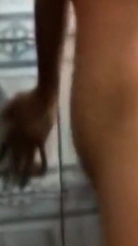 Mon beau-père me baise très fort avec sa grosse bite noire quand je prends une douche