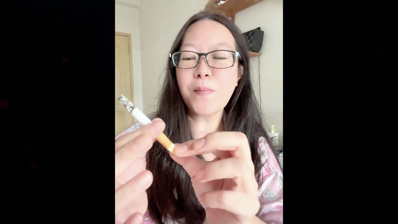 Smoking Asian: Asiática fumando de lado oscuro: filtro de cigarrillos sucios que...