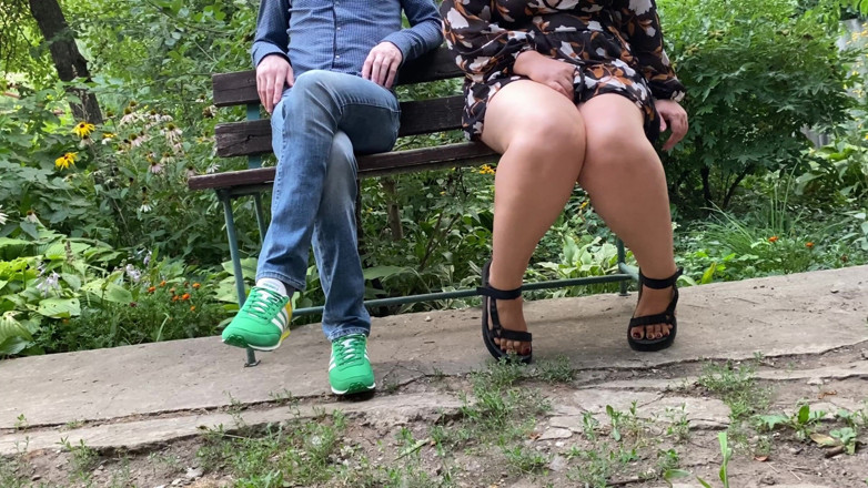 OurFetishLife: Sikając w parku patrzę i się napalę