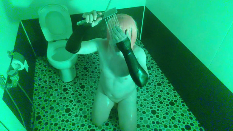 Kitty_Cross: Pantat Crossdresser Memukul Pantat Sendiri Di Bawah Mandi Panas