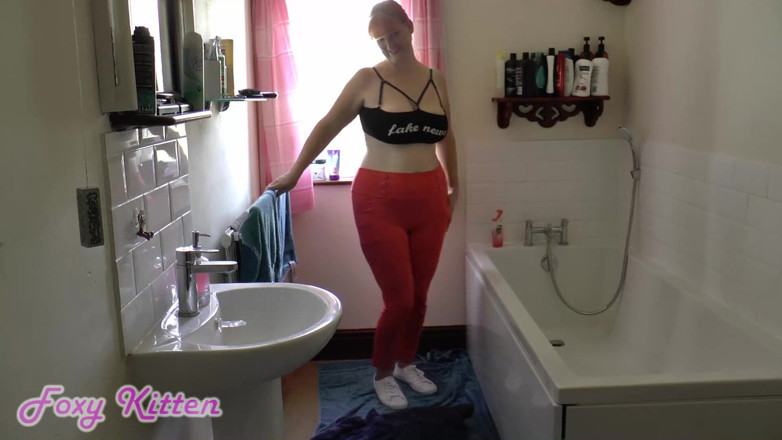 Foxy Redhead Kitten: Nat worden in koraalroze legging en trainers