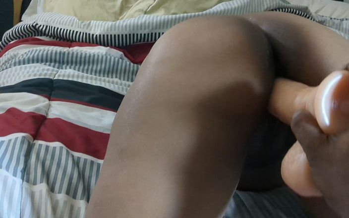 Orlandofunxxx: Énorme gode dans une chatte minuscule