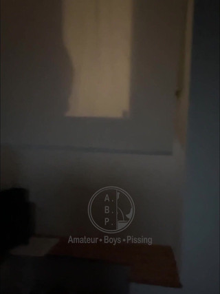 AmateurMates: Bu çocuğu penceremin önünde işerken yakaladım, bu yüzden yaklaştım, açtım ve onu şortlarını...