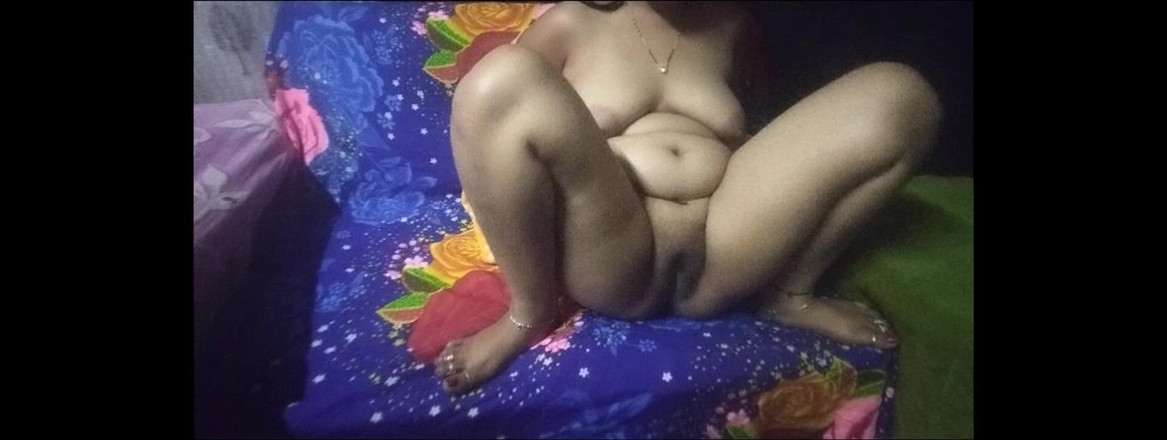 Bongsoniya69: Schoonzus zit op de bank en toont haar poesje.