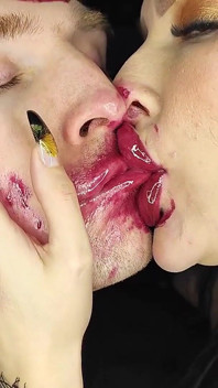 Baci appiccicosi super lucidi con il rossetto lucido