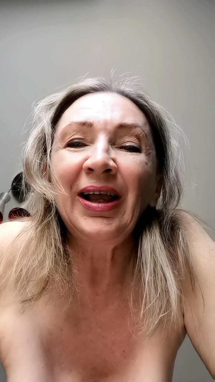 MariaOld: 스타킹을 입은 털이 무성한 보지 클로즈업 플레이와 더러운 이야기