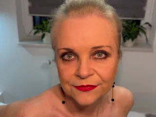 Mama vitregă fermecătoare înșelând cu tânărul iubit