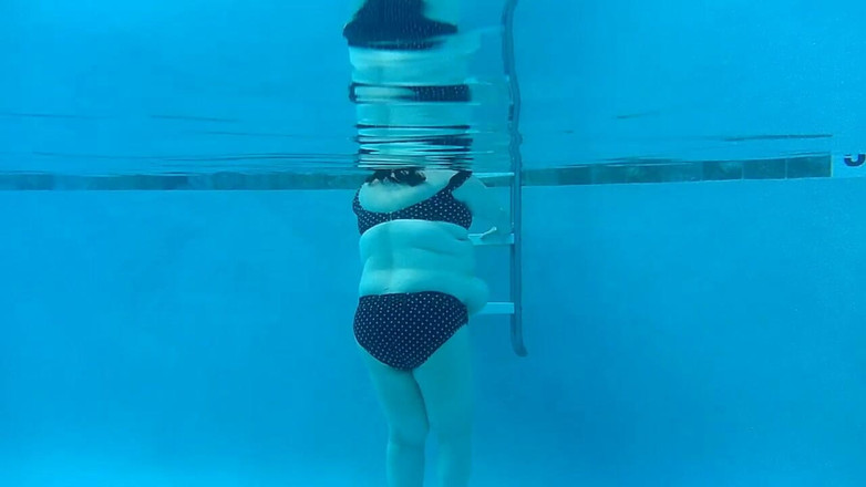 BBW nurse Vicki adventures with friends: Regardez Vicki, Infirmière BBW, Faire De L’exercice Dans La Piscine...