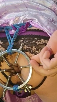 Використовуючи анальний розширювач у сексуальній бузковій китайській сукні, екстремальний анал