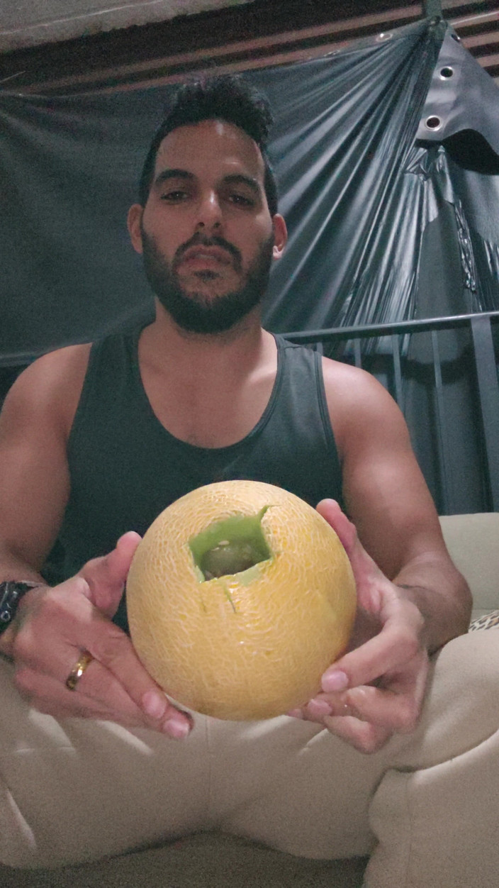 Grayalpha: Matfetisch knullar melonen så galen att jag kan höra din...