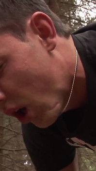 Vídeo exclusivo Bareback: Caras com tesão com paus duros adoram foder na floresta