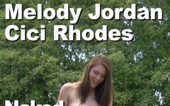 Melody jordan और cici Rhodes नग्न आउटडोर पेशाब करती है