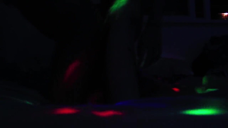 YeahHanna: Cuplul romantic aproape că rupe patul și camera în petrecerea sexuală