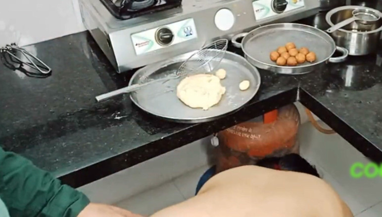 Kavitha_Vintho_: La moglie indiana desi in cucina nostro marito è andato a...