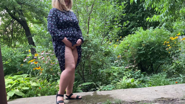 OurFetishLife: La matrigna MILF aiuta il figliastro a pisciare fuori e...