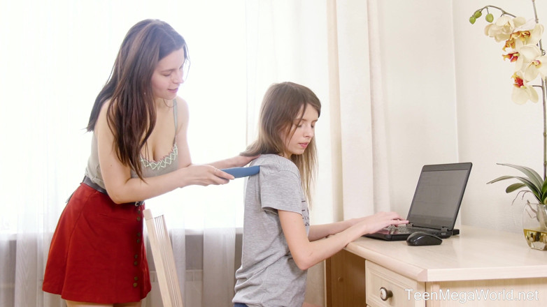 Teen Mega World: Brune, dildo e un computer portatile