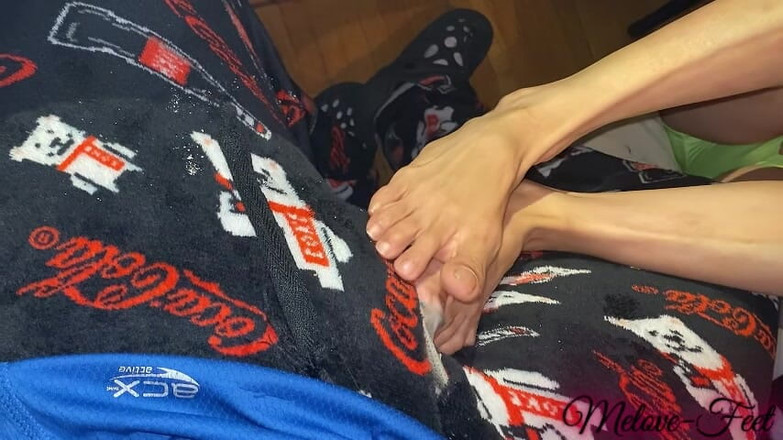 Naelor: Melove chce potěšit Naelor svými sexy chodidly a dlouhými prsty...